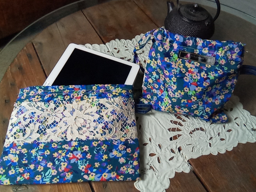 Housse Tablette ou liseuse  Souple et sac pochette assorti tissu imprimé fleurs bleu made in France